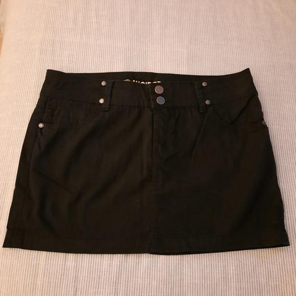 Smart Set Black Mini Skirt (Size 9) - Picture 2 of 8
